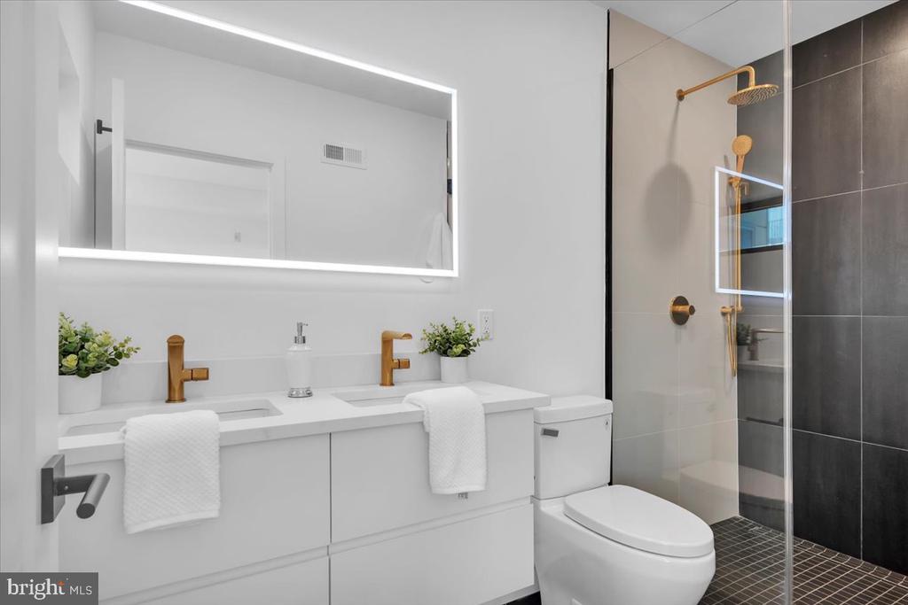 1623 CHRISTIAN STREET Unit: 4