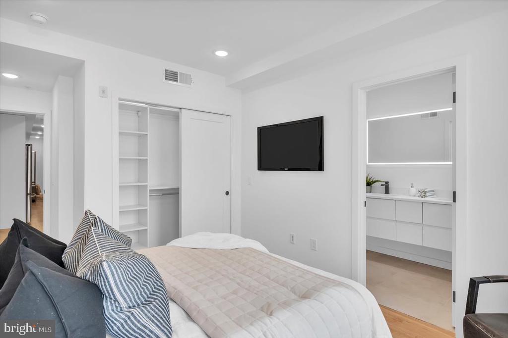 1623 CHRISTIAN STREET Unit: 4