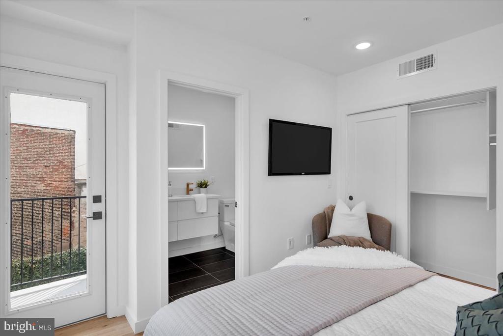 1623 CHRISTIAN STREET Unit: 4