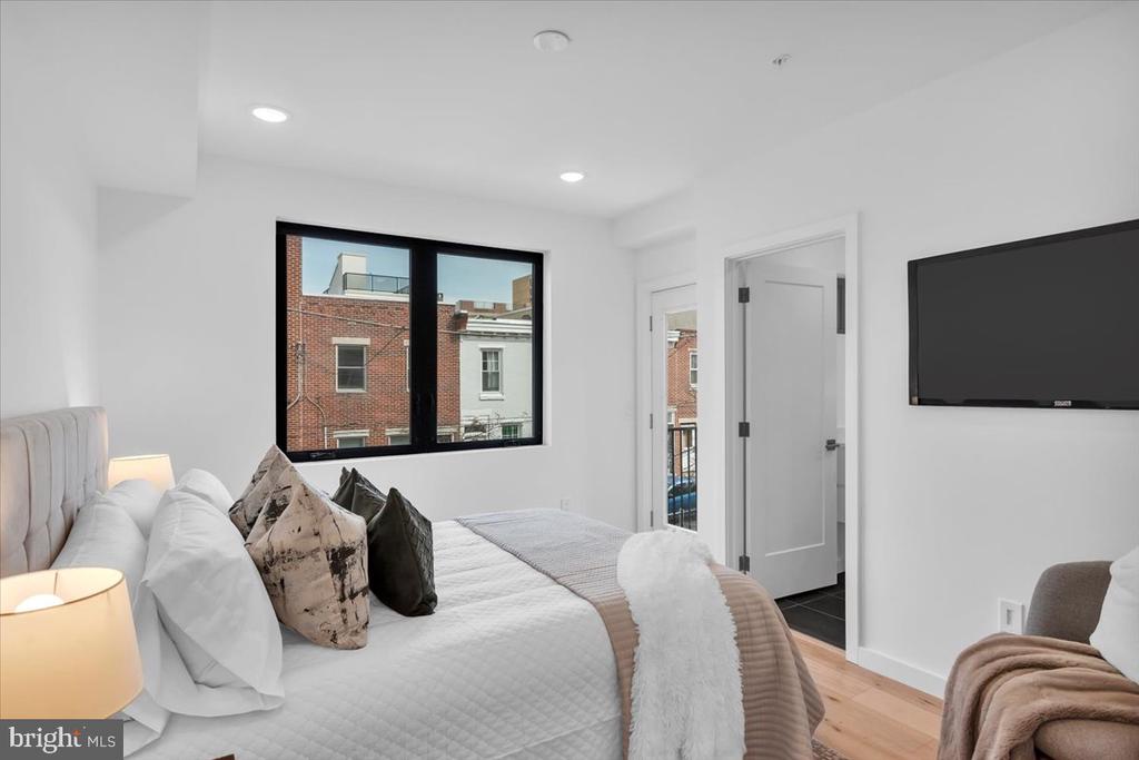1623 CHRISTIAN STREET Unit: 4