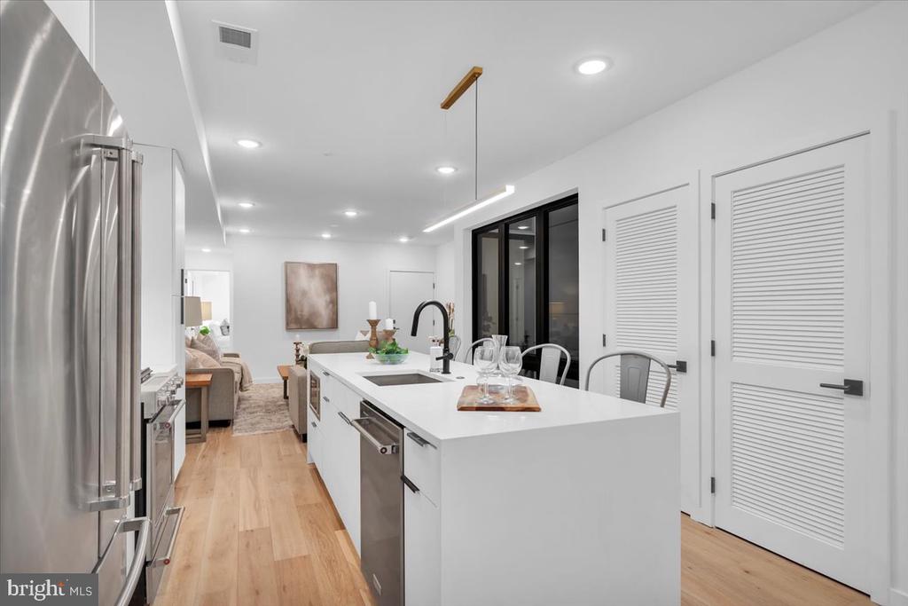 1623 CHRISTIAN STREET Unit: 4