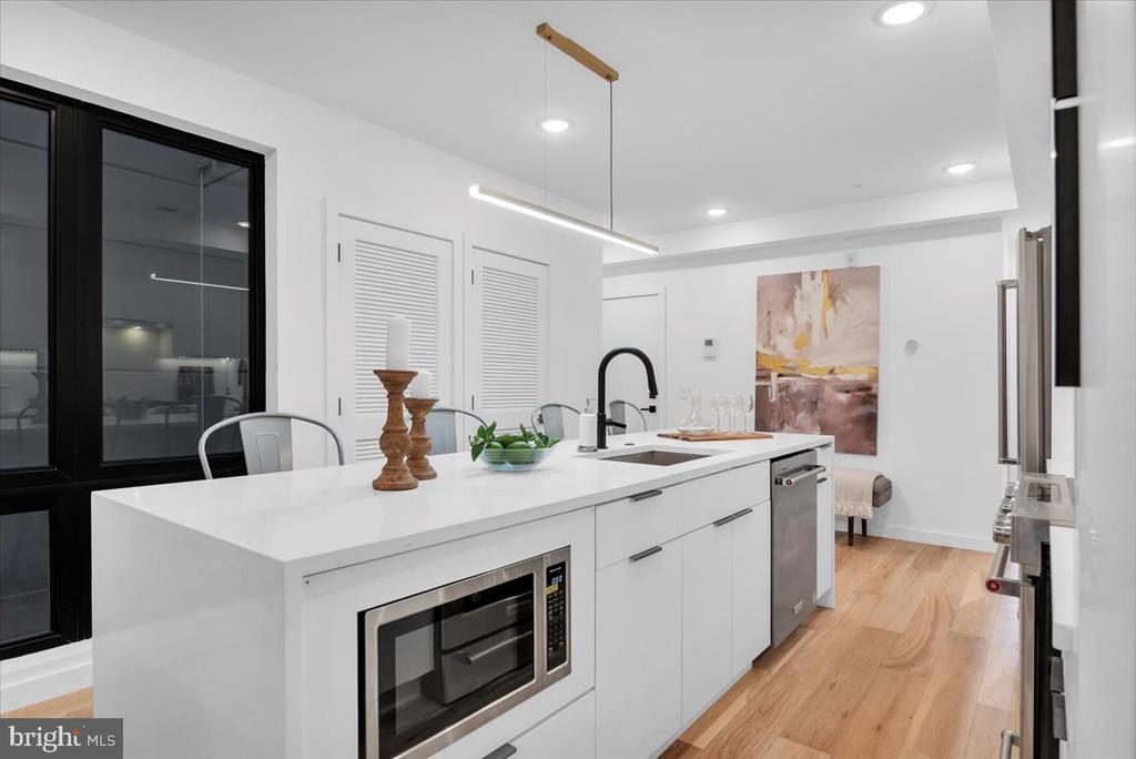 1623 CHRISTIAN STREET Unit: 4