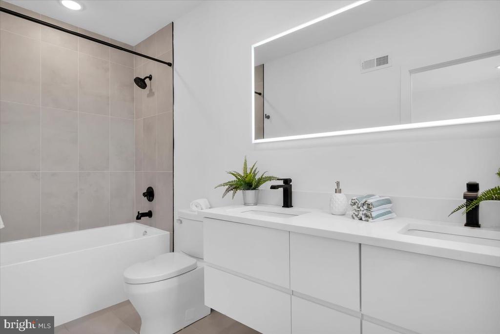 1623 CHRISTIAN STREET Unit: 4