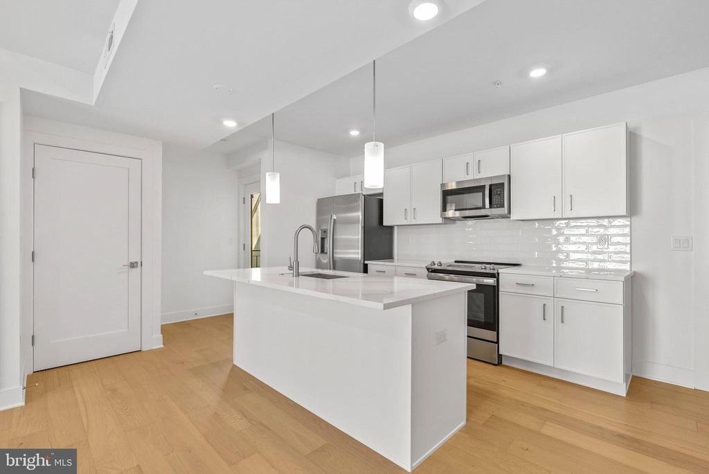 825 BAINBRIDGE STREET Unit: 204