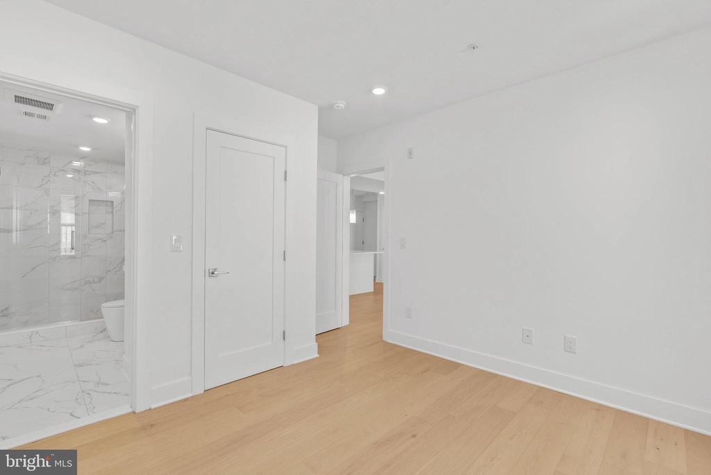 825 BAINBRIDGE STREET Unit: 204