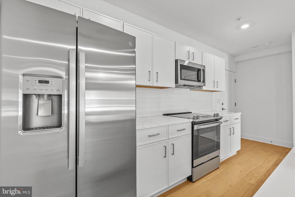 825 BAINBRIDGE STREET Unit: 204