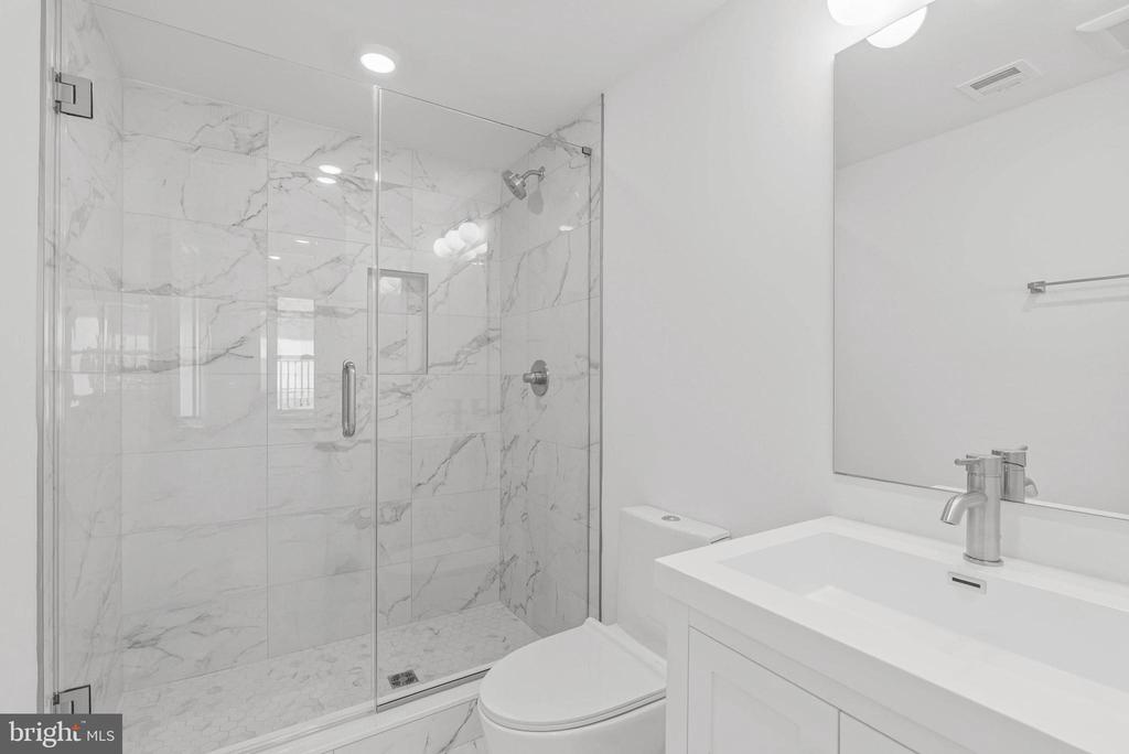 825 BAINBRIDGE STREET Unit: 204