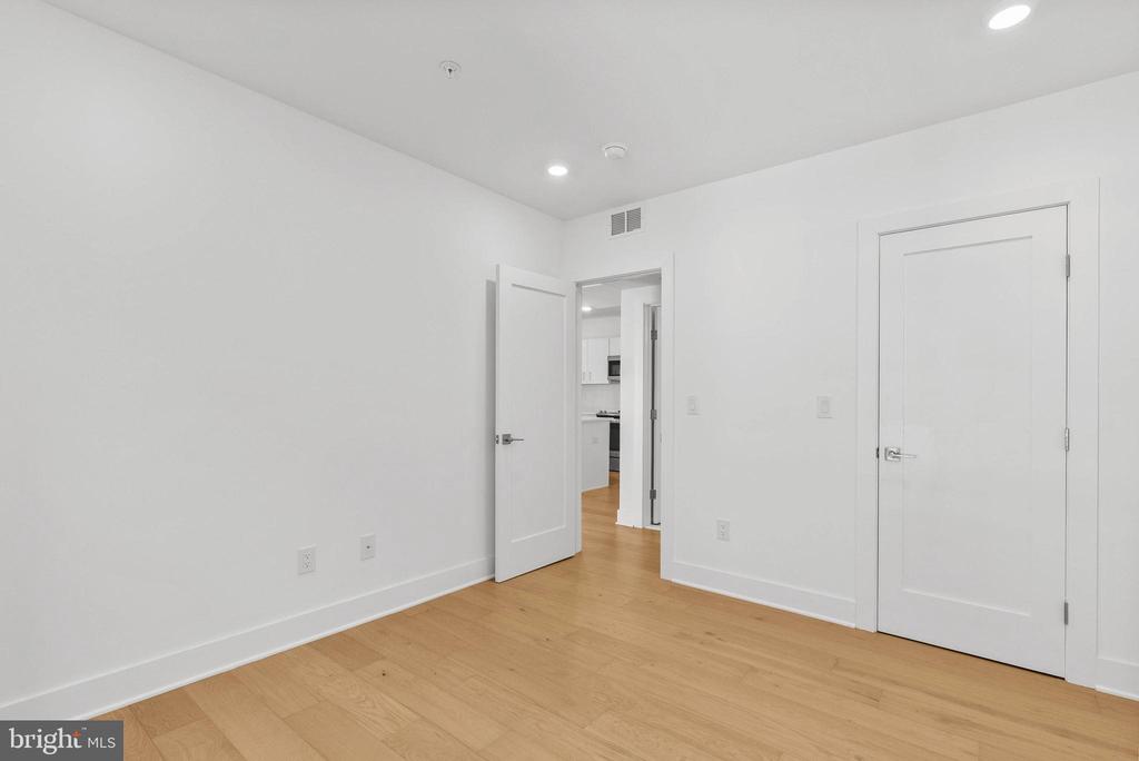 825 BAINBRIDGE STREET Unit: 204