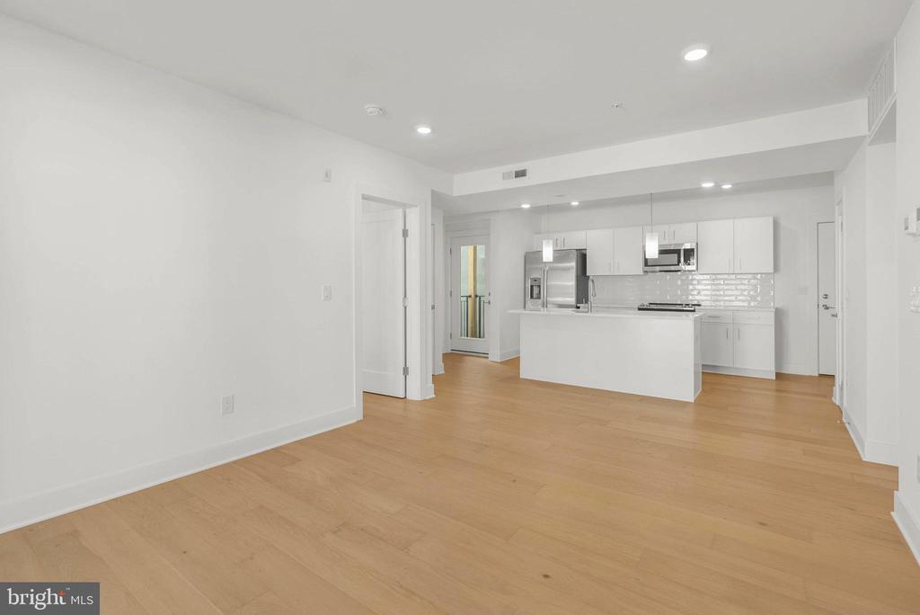 825 BAINBRIDGE STREET Unit: 204