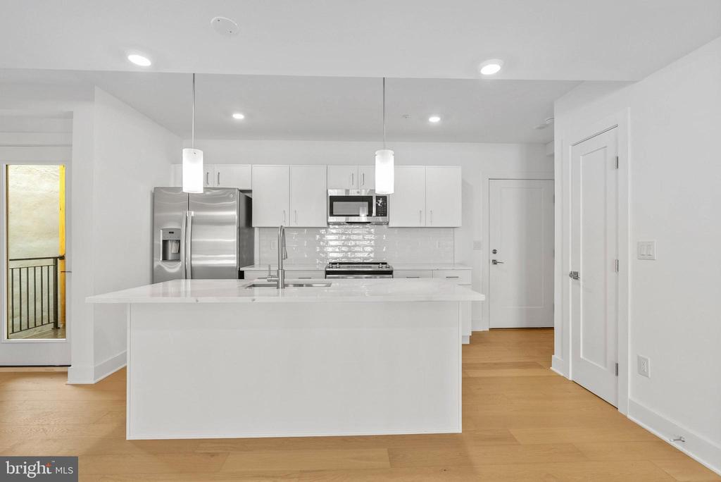 825 BAINBRIDGE STREET Unit: 204