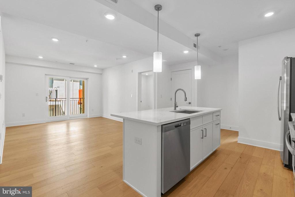 825 BAINBRIDGE STREET Unit: 204