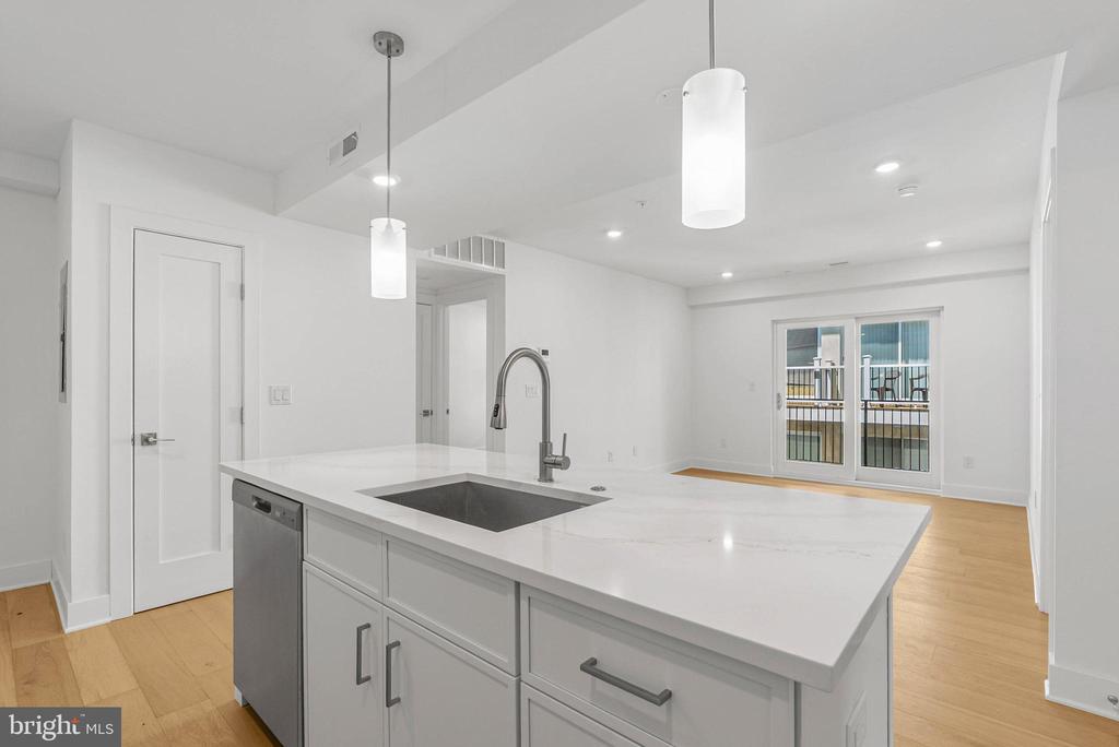 825 BAINBRIDGE STREET Unit: 204