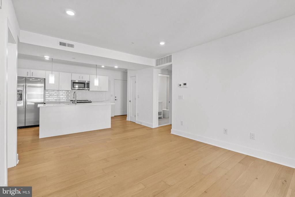 825 BAINBRIDGE STREET Unit: 204