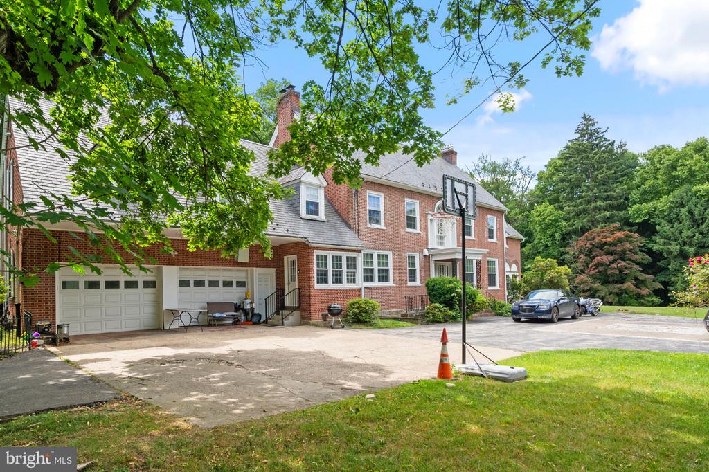 401 WOODBROOK LANE