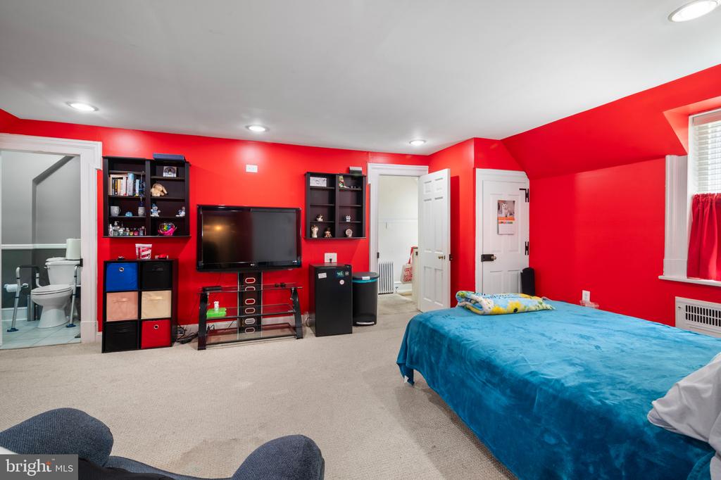 401 WOODBROOK LANE