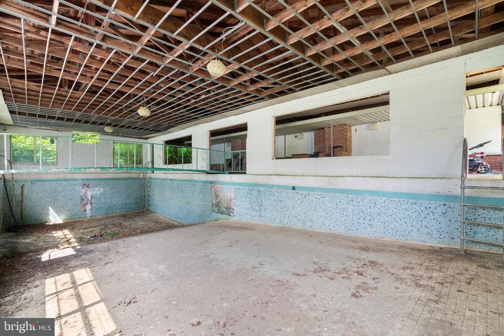 401 WOODBROOK LANE