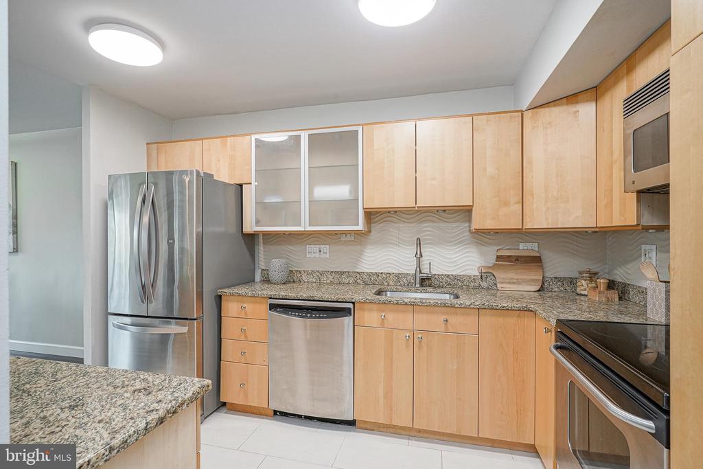 200-10 LOMBARD STREET Unit: 810