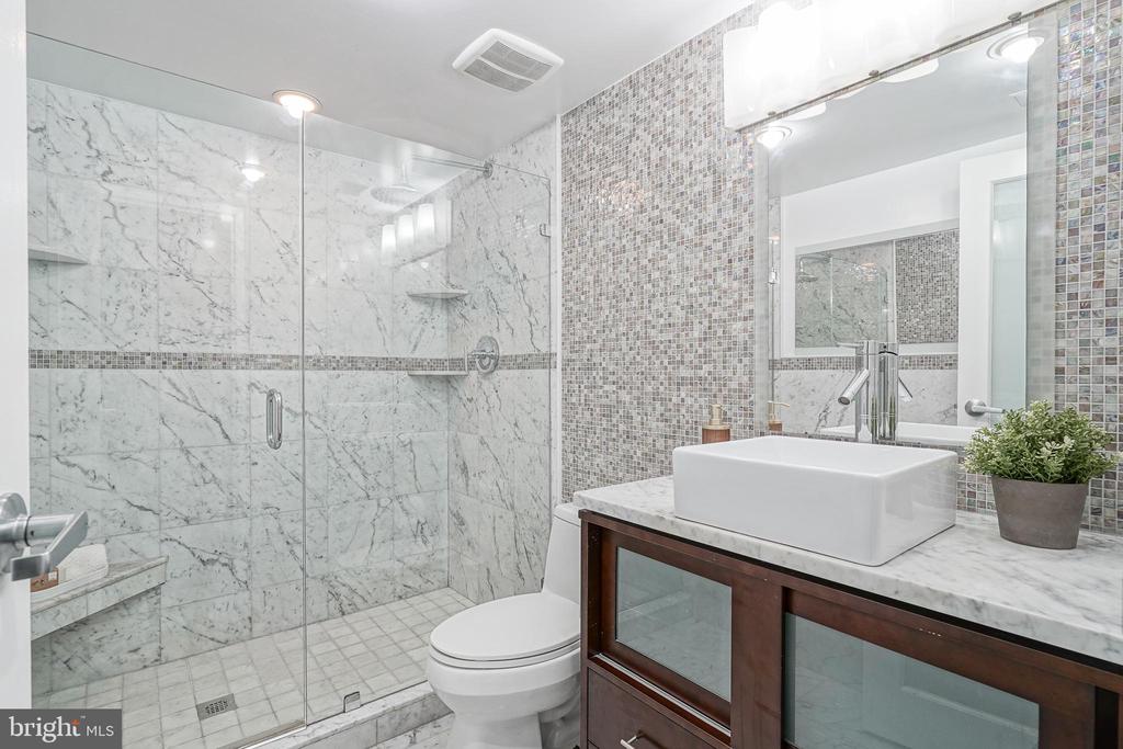 200-10 LOMBARD STREET Unit: 810