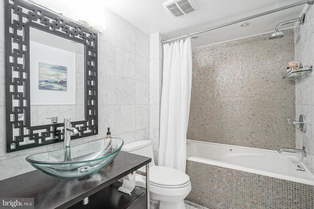 200-10 LOMBARD STREET Unit: 810