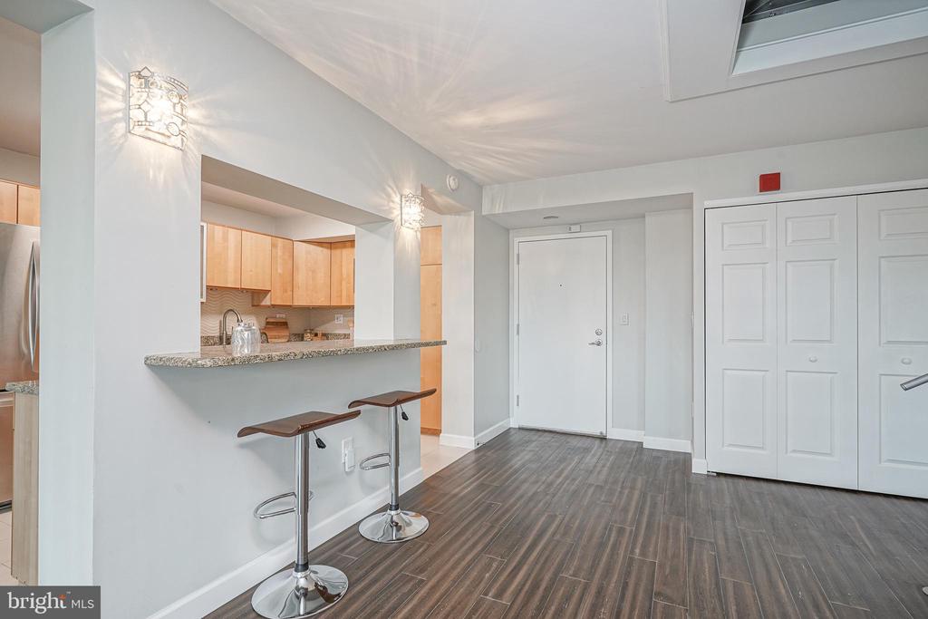 200-10 LOMBARD STREET Unit: 810