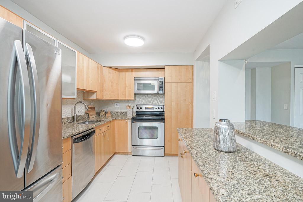 200-10 LOMBARD STREET Unit: 810