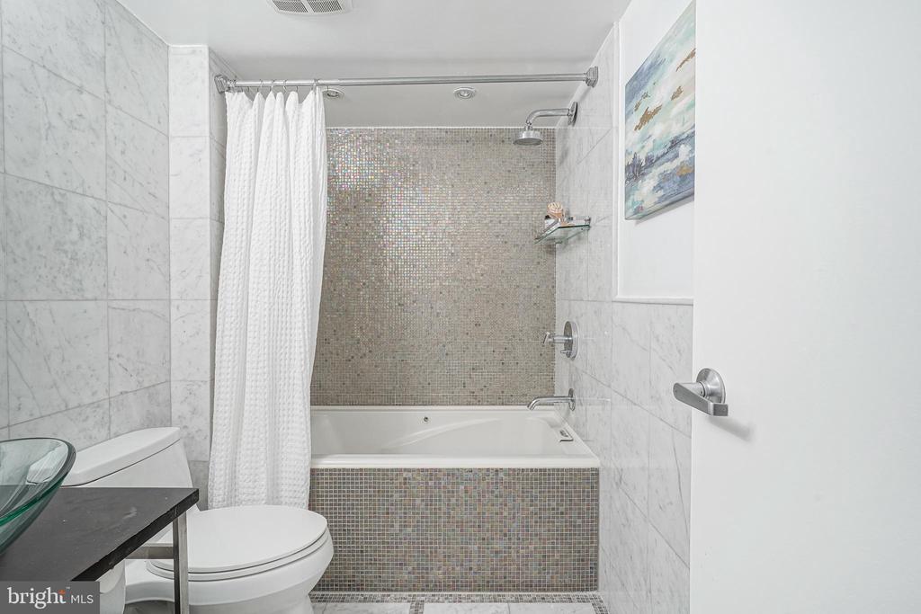 200-10 LOMBARD STREET Unit: 810