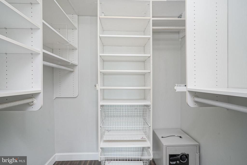 200-10 LOMBARD STREET Unit: 810