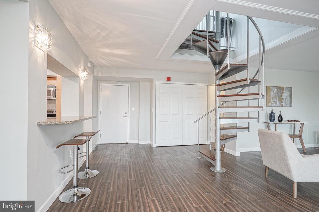 200-10 LOMBARD STREET Unit: 810