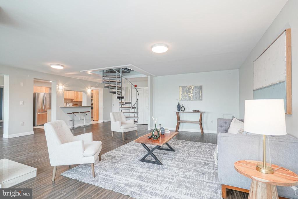 200-10 LOMBARD STREET Unit: 810