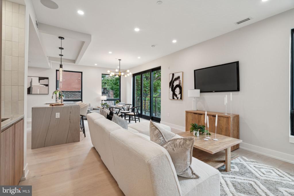 160 N 2ND STREET Unit: 202
