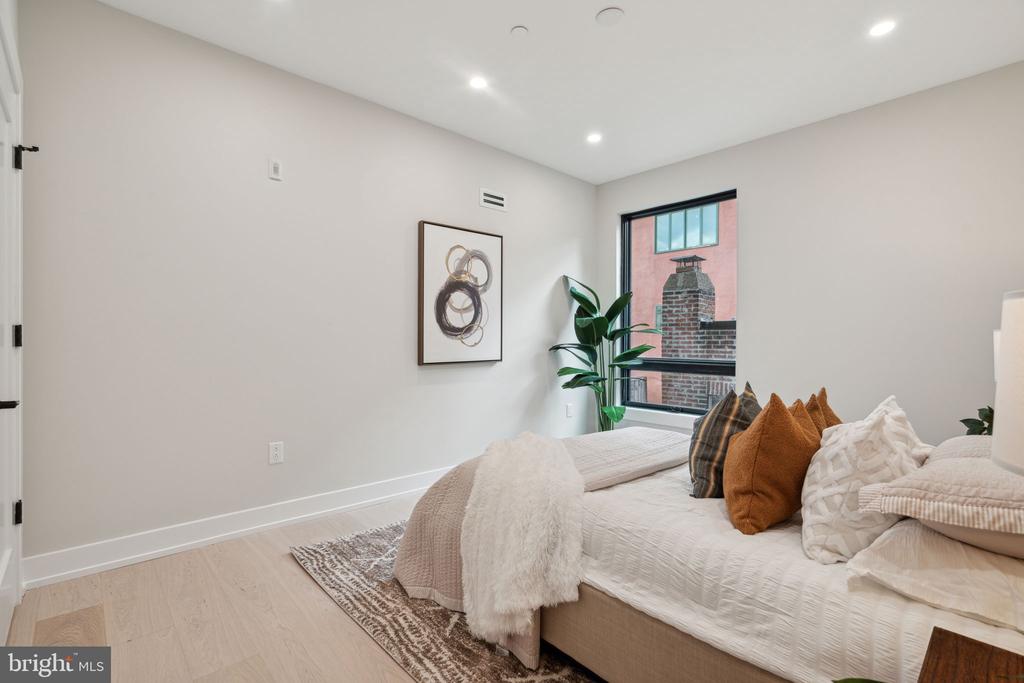 160 N 2ND STREET Unit: 202