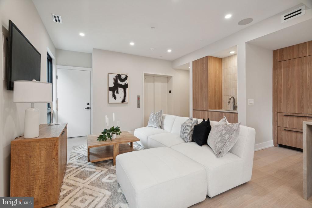 160 N 2ND STREET Unit: 202
