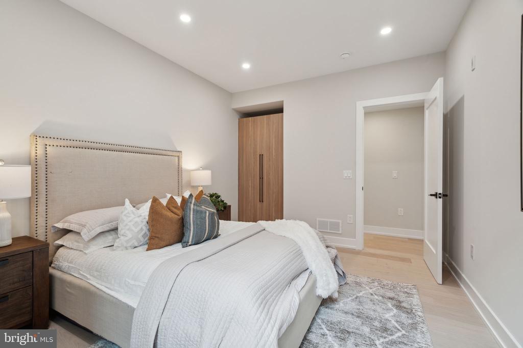 160 N 2ND STREET Unit: 202