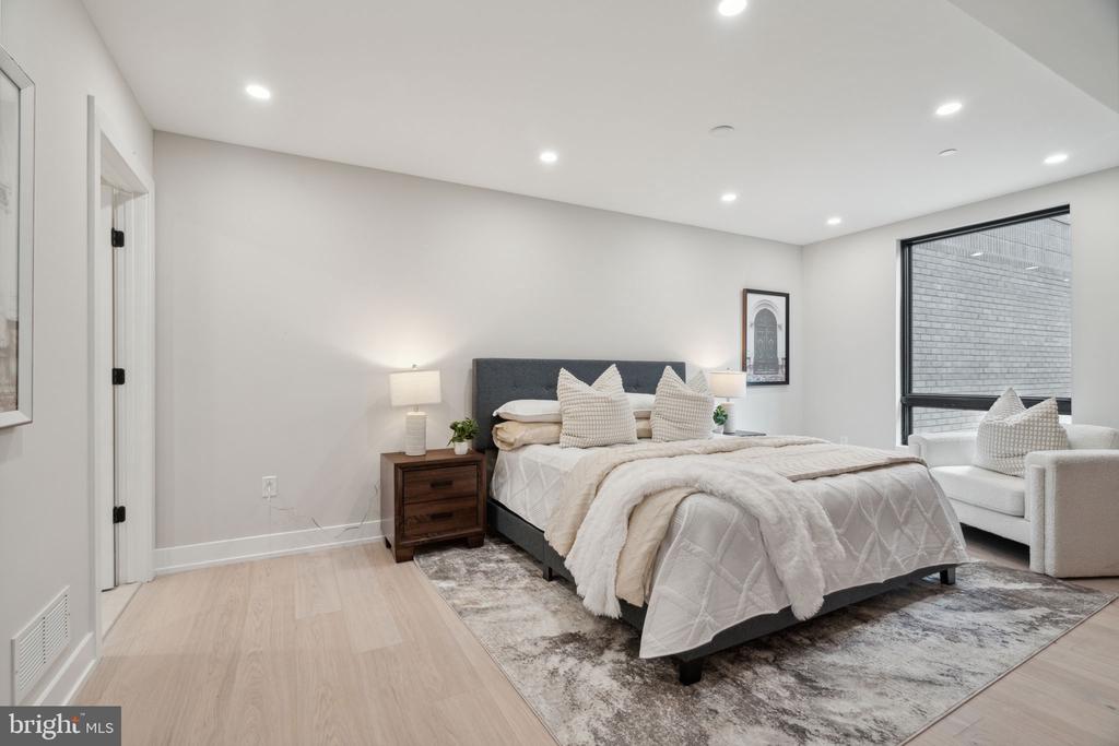 160 N 2ND STREET Unit: 202