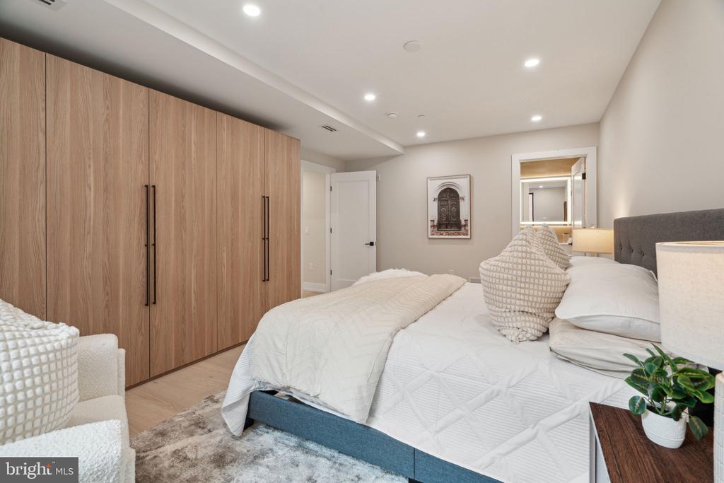 160 N 2ND STREET Unit: 202