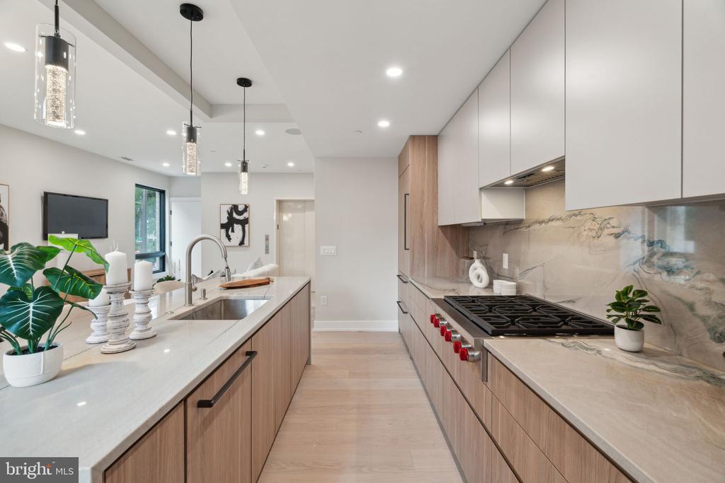 160 N 2ND STREET Unit: 202