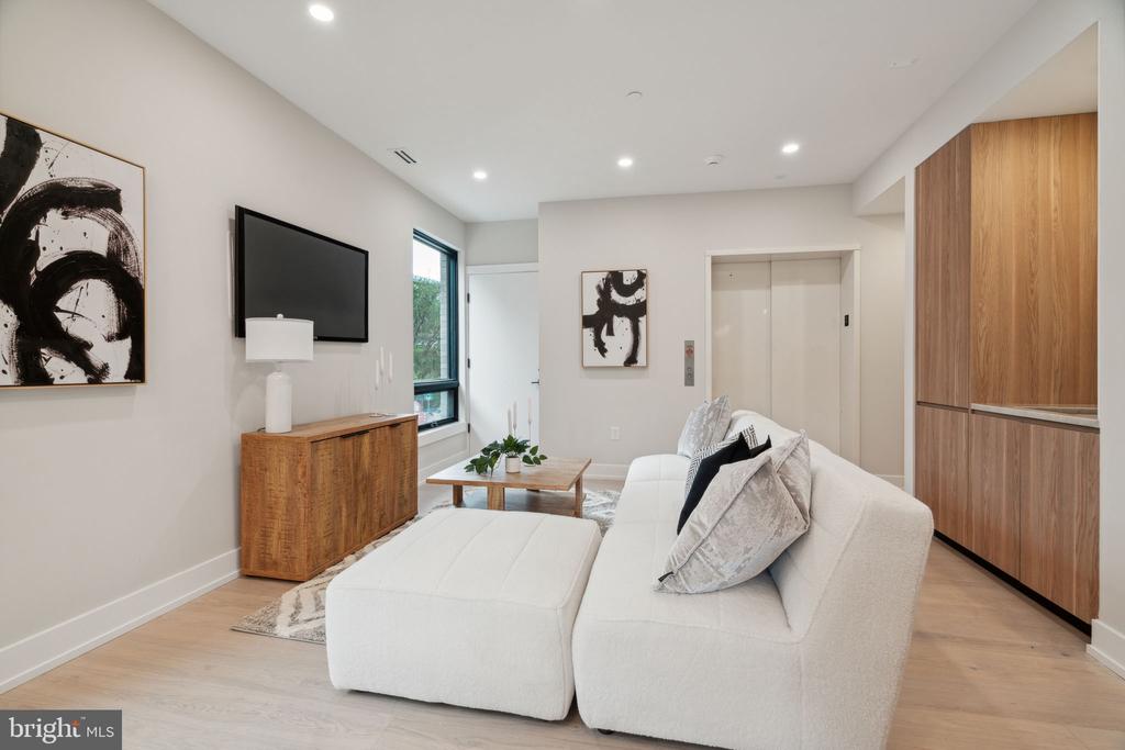 160 N 2ND STREET Unit: 202