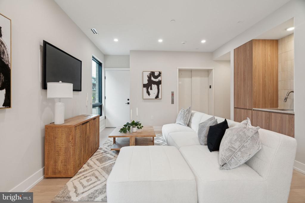 160 N 2ND STREET Unit: 202