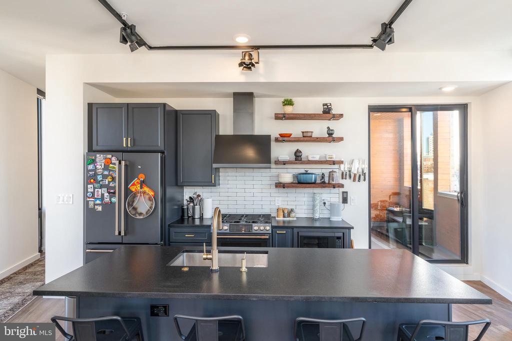 715 E PASSYUNK AVENUE