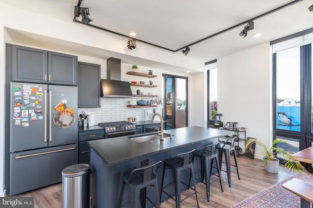 715 E PASSYUNK AVENUE