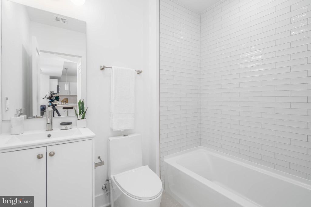 825 BAINBRIDGE STREET Unit: 403