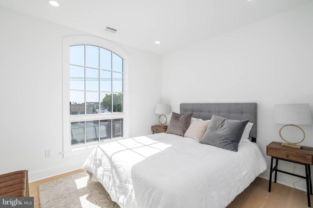 825 BAINBRIDGE STREET Unit: 403