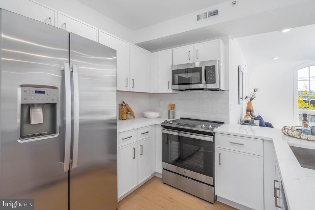 825 BAINBRIDGE STREET Unit: 403
