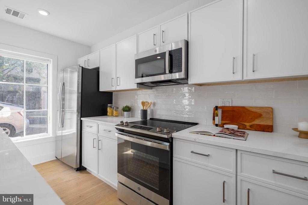 825 BAINBRIDGE STREET Unit: 103