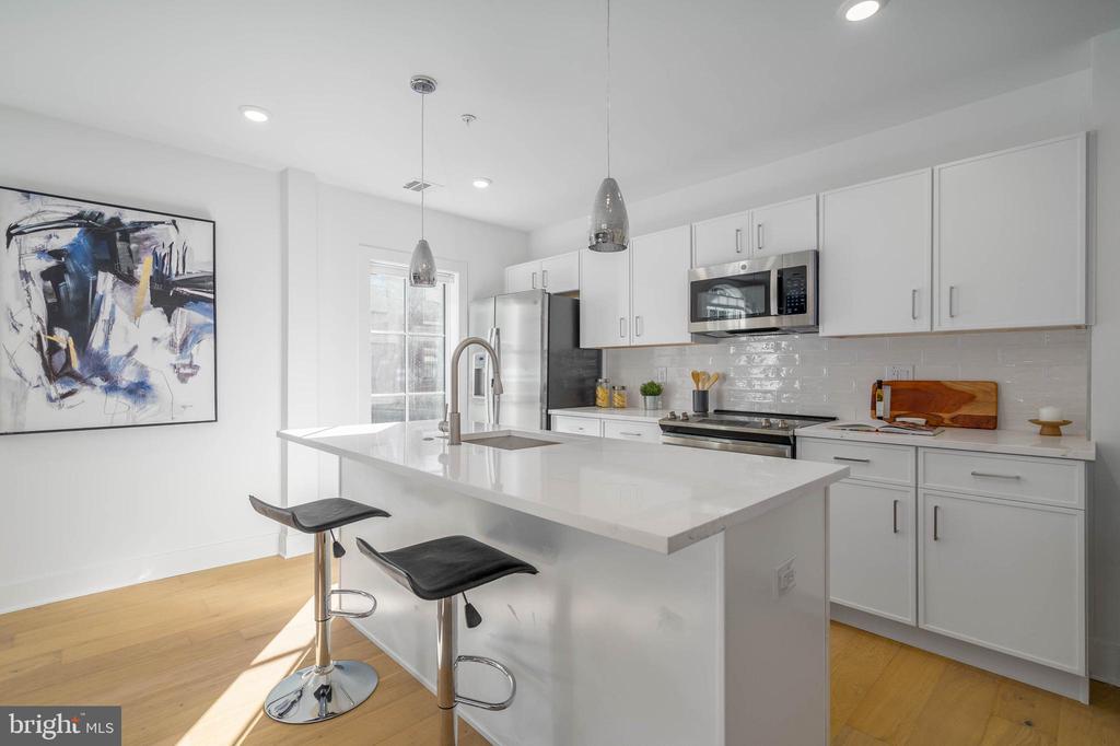 825 BAINBRIDGE STREET Unit: 103