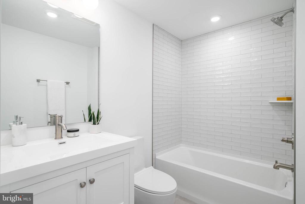 825 BAINBRIDGE STREET Unit: 304