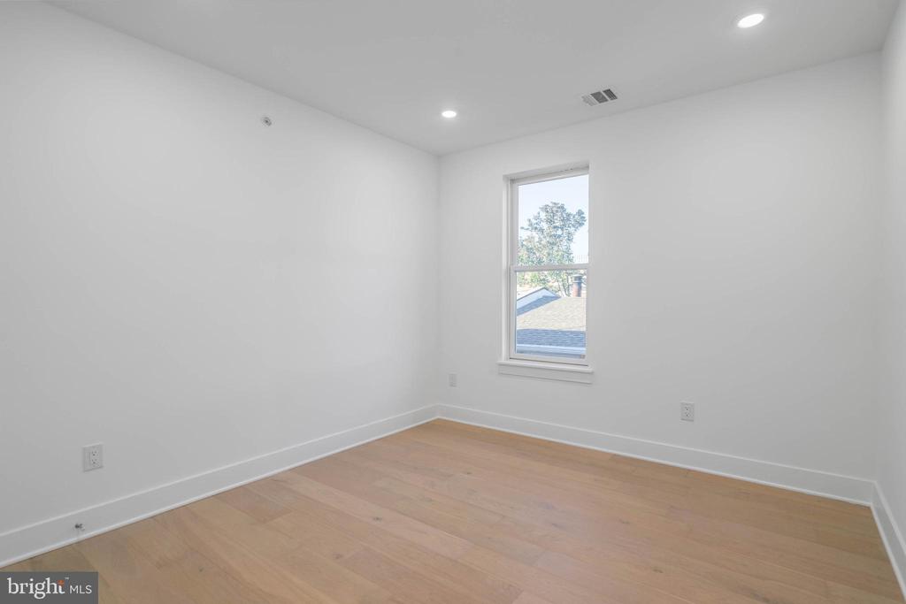 825 BAINBRIDGE STREET Unit: 304