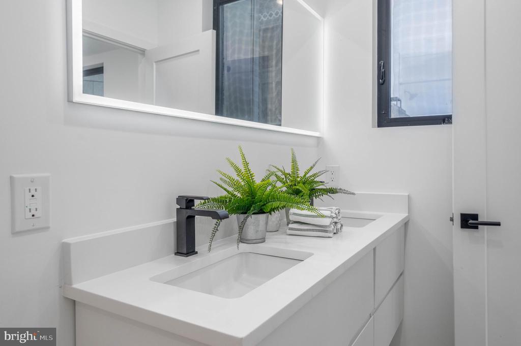 1623 CHRISTIAN STREET Unit: 3