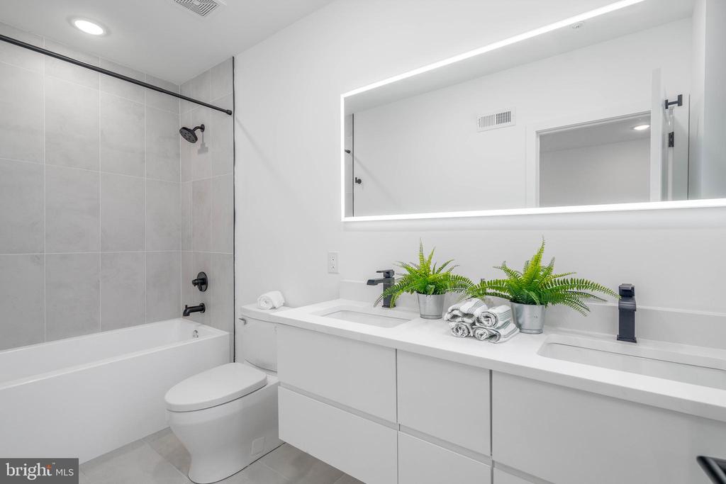 1623 CHRISTIAN STREET Unit: 3