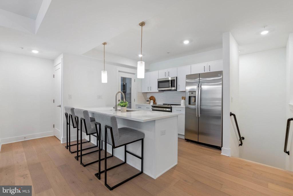 825 BAINBRIDGE STREET Unit: 101